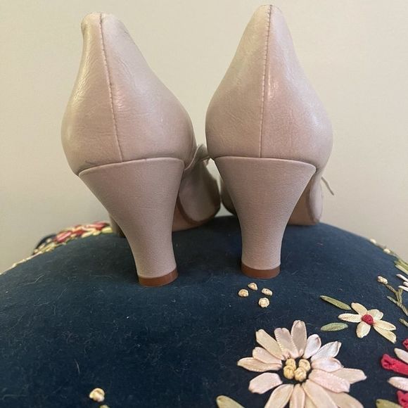 Anthropologie Retro Looking Biviel Vegan Leather Heels - Picture 5 of 8